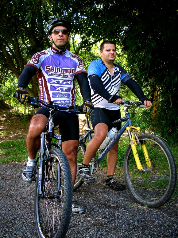 Foto oficial da parada para falar sobre bicicleta durante um passeio de bicicleta e ao lado das bicicletas.